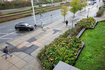 Plauens Kuhflecken-Boulevard: Wie aus einem Provisorium ein Dauerzustand wird - Kurz nach der maroden Fußgängerunterführung beginnen die unansehnlichen schwarzgrauen Flecken und ziehen sich bis zum Albertplatz.