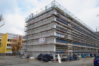 Plauens letzte Plattenbauschule steckt mitten in der Sanierung: Was erneuert wird - Die heutige Wartberg-Grundschule wurde 1980 als 16. POS (Wilhelm Pieck) an der Anton-Kraus-Straße eröffnet. Schulen gleichen Baustils schossen damals in Chrieschwitz wie Pilze aus dem Boden. Auch die Hufeland- (früher: Otto Grotewohl) und die Evangelische Montessori-Oberschule (Kurt Spörl und Albert Schweitzer).