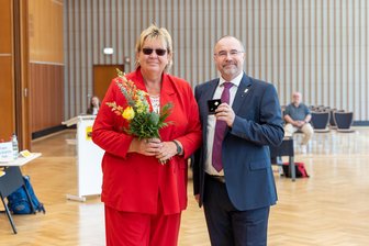 Plauens Linken-Fraktionschefin Claudia Hänsel wird ausgezeichnet - Oberbürgermeister Steffen Zenner ehrte im jüngsten Stadtrat Claudia Hänsel.