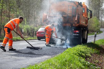Plauens Mängelmelder: Klamme Kasse lässt die Liste der Problemfälle wachsen - Schlaglochausbesserung zwischen Plauen und Jößnitz: Insbesondere bei Gehwegen wächst die Problemliste.