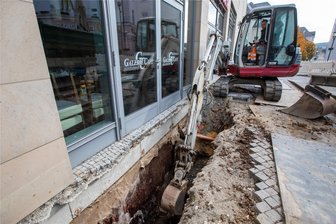 Plauens Mitte sackt ab: Warum rund um die Stadt-Galerie Tiefbauarbeiten nötig sind - Mit Baggern wird derzeit der Untergrund rund um die Plauener Stadt-Galerie freigelegt.