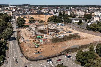 Plauens neue Super-Halle: 108 Namensvorschläge, hohes Bautempo, wachsende Kosten - Die Baustelle der Dreifeld-Sporthalle am Plauener Lessing-Gymnasium: Nach langwierigen Vorarbeiten und Erdbewegungen zeigt jetzt der Rohbau Konturen, während der Verkehr an der Baustelle weitgehend ungestört vorbei fließt. Schichtarbeit der Baufirma Stowasser aus Roßwein macht das erstaunliche Bautempo möglich.