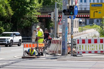 Plauens neuer Blitzer ist in Betrieb gegangen - Vorige Woche lief noch der Aufbau (Foto), nun ist der Blitzer an der Böhlerstraße einsatzbereit.