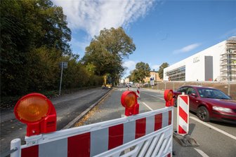 Plauens neuer Radweg verbindet vier Sportstätten - Teil des neuen Rad-/Gehweges an der Chamissostraße (links) in Höhe der neuen Großsporthalle (rechts).