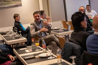 Plauens neuer Stadtgutschein: Warum eine Chipkarte plötzlich „sexy“ sein soll - Überzeugt vom Stadtguthaben: Plauens Wirtschaftsförderer André Körner (Mitte). Er erklärte den Händlern auch die Vorteile des virtuellen 360-Grad-Rundganges in ihrem Geschäft.