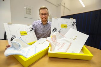 Plauens neues Begrüßungsgeschenk für Neugeborene: Nicht alle Eltern wollen ihre Babybox haben - Sozialbürgermeister Tobias Kämpf zeigt zwei Exemplare der Babybox.