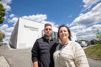 Plauens neues Sportforum mit Zeitverzögerungen: Was läuft da aus Sicht von Handwerkern schief? - Eva Lochmann, Gatte Horst und Sohn Alexander (links) betreiben eine Sanitärfirma.