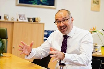 Plauens OB lädt erstmals zur Bürgersprechstunde: So funktioniert die Teilnahme - Seit fast zwei Jahren ist Steffen Zenner Plauens Oberbürgermeister. Nun lädt er zur ersten Bürgersprechstunde.