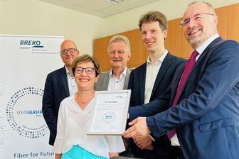 Plauens OB Zenner als Digitalpolitiker ausgezeichnet - Im Plauener Diesterweg-Gymnasiums wurde OB Steffen Zenner (r.) am Mittwoch "Digitalpolitiker".