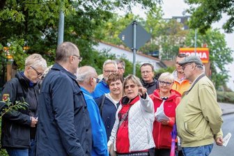 Plauens OB Zenner auf Rundgang durch Preißelpöhl: Was Einwohner bemängeln - Auch Raserei war bei der Ortsbegehung in Preißelpöhl ein Thema: Am Übergang von der Jößnitzer Straße zur Reußenländer Straße machte Einwohnerin Birgit Müller auf akute Geschwindigkeitsprobleme aufmerksam.