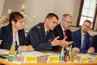 Plauens Oberbürgermeister zum Pyrotechnik-Vorfall am Rathaus: "Der Stadt schadet dieses Auftreten enorm" - Erst vor wenigen Tagen hatten die Verantwortlichen von Polizei und Stadtverwaltung über Maßnahmen informiert, die die Sicherheit im Stadtzentrum wieder erhöhen sollen.