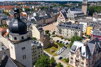 Plauens Potenzial als blühende Einkaufsstadt: Doch die Kundschaft fühlt sich nicht sicher - Ein Blick auf Plauens gute Stube. Der Bereich rund um den Altmarkt bietet Flair, Handel und Gastronomie. Die beauftragte GMA Gesellschaft für Markt- und Absatzforschung attestiert Plauen gute Chancen als Einzelhandelsstandort. Doch es gibt auch Hemmnisse, insbesondere den empfundenen Mangel an Sicherheit.