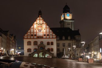 Plauens Rathaus-Uhr und das Problem mit der unsichtbaren Zeit: Gibt es jetzt bald eine Lösung? - Das Ziffernblatt der Plauener Rathaus-Uhr leuchtet zwar im Dunkeln, doch die Zeiger sind nur schwer zu erkennen.