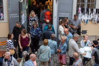 Plauens schönstes Abend-Event: So viele Besucher kamen zur 18. Nacht der Museen - So voll wie hier im Hof des Vogtlandmuseum war’s nicht überall, doch an den meisten Orten.