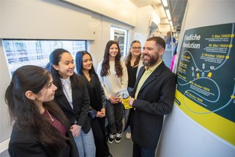 Plauens Sonderzugprojekt zum 35. Jahrestag der Friedlichen Revolution löst großes Echo aus - Mit an Bord des Sonderzuges nach Leipzig waren auch Zehntklässlerinnen der Plauener Hufeland-Oberschule und ihr Lehrer Tobias Bürger.