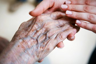 Plauens Stadtrats-Linke wollen eine „Quartierschule“ – was das ist und wie die Antwort aus dem Rathaus lautet - Gegen das Vereinsamen: Wenn verschiedene Generationen sich umeinander kümmern, könnte das gelingen – auch ein Ergebnis der offenen Arbeit einer Quartierschule (Symbolfoto).