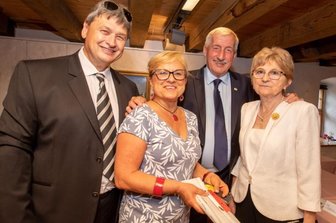 Plauens Stadtsprecherin hört auf: "Ich hatte meinen Traumjob" - Letzte große Veranstaltung, letzter offizieller Auftritt für Stadtsprecherin Silvia Weck (Mitte). Beim Empfang 900 Jahre Plauen nahm sie auch Abschied von Gästen aus der ungarischen Partnerstadt Cegléd: Fahrer János Györe, Bürgermeister András Csaky und dessen Partnerin Dr. Márta Pusztai (rechts). 