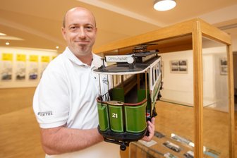 Plauens Straßenbahn-Legende im Rathaus: Warum auf der „21“ die Wagenführer im Freien standen - Jörg Rößiger vom Traditionsverein organisierte die Ausstellung.