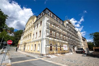 Plauens Unvollendete: Das neue Textilmuseum „Fabrik der Fäden“ wird bis zur Eröffnung nicht fertig - Lange war das Weisbachsche Haus in der Bleichstraße eingerüstet. Jetzt erstrahlt es in voller Schönheit, zumindest baulich. Auch ein eigener Parkplatz ist entstanden. Bis zur Eröffnung der „Fabrik der Fäden“ bleibt er allerdings geschlossen.