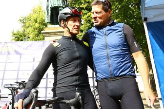 Plausch mit Jan Ullrich und ein dramatischer Massensturz: Radsport-Oldie aus dem Erzgebirge erlebt unvergessliche Saison - Axel Köhler (links) und Radsport-Legende Jan Ullrich beim Plausch in Buchholz.