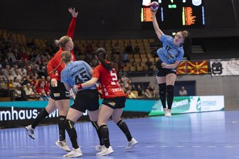 Play-downs der Handball-Bundesliga: Charlotte Kähr hofft auf doppelten BSV-Klassenerhalt - Charlotte Kähr (rechts beim Wurf) erkämpfte sich mit Buxtehude am Samstagabend einen Auswärtssieg in Zwickau.