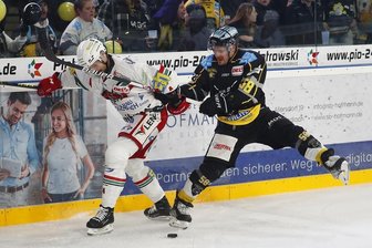 Play-downs: Eispiraten Crimmitschau legen in Bayreuth nach - Der Crimmitschauer Felix Thomas (l.) der Bayreuther Branden Gracel kämpfen um den Puck.