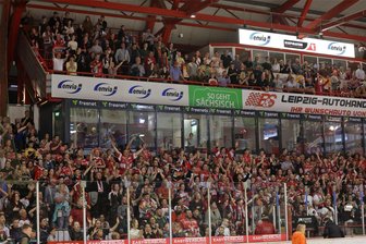 Play-off-Tagebuch der Eispiraten Crimmitschau: Ein Eishockey-Riese ist wachgerüttelt - Eine tolle Kulisse zum Abschluss: Mehr als 4000 Fans feierten das Eispiraten-Team am Sonntag ab dem zweiten Drittel und nach der Schlusssirene.