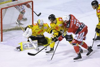 Play-offs zwischen Crimmitschau und Krefeld: Der Teamcheck vor dem Start ins Viertelfinale - Im Kasten der Krefeld Pinguine steht Felix Bick. Hier wehrt er einen Versuch von Thomas Reichel ab.