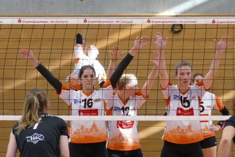 Playoff-Einzug weiter zum Greifen nah - Nach zehn Wochen Pause dürfen die Volleyballerinnen des VC Zschopau wieder aufschlagen. In der Regionalliga Ost setzen sie ihre Saison am Sonntag, 10Uhr, mit einem Spiel beim VC Olympia Dresden II fort.