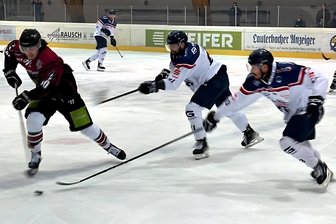 Playoff-Halbfinale: Wölfe gewinnen bei Luchsen und gleichen Serie aus - Kampf um jeden Zentimeter: Die Wölfe (in Weiß) präsentierten sich in Lauterbach bissig.