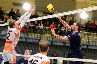 Playoffs in greifbarer Nähe - Niclas Meinhold (rechts) und seinen Oelsnitzer Mannschaftskameraden beherrschten die Gäste aus Zschopau beim 3:0-Erfolg am Samstag zwei Sätze lang klar. Lediglich im mittleren Spielabschnitt wurde es spannend. 
