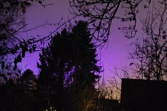 Pleißa: Farbiges Lichtspiel am Nachthimmel - Farbige Lichtspiele, eingefangen mit der Handy-Kamera von Maria Schmidt am Himmel über Pleißa.