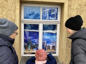 Pleißaer Adventskalender soll lebendig werden - In Pleißa feierte der sogenannte Lebendige Adventskalender im Vorjahr Premiere (Foto). Doch auch in diesem Jahr sollen wieder Fenster an verschiedenen Adressen besonders gestaltet sein. Doch nicht nur das.