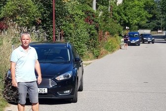 Pleißaer fordern mit Nachdruck sichere Schulwegführung ein - Entlang der Pleißenbachstraße fehlt ein Stück Fußweg. Schulkinder und Fußgänger müssen dort auf der Straße an parkenden Autos vorbei. Ortsvorsteher Holger Schmeißer fordert deshalb eine Veränderung der Situation.