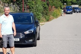 Pleißaer fordern sicherere Schulwege - Entlang der Pleißenbachstraße fehlt ein Stück Fußweg. Schulkinder und Fußgänger müssen dort auf der Straße an parkenden Autos vorbei. Ortsvorsteher Holger Schmeißer fordert deshalb eine Veränderung der Situation.