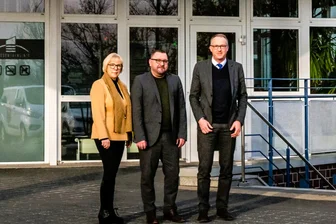 Pleißental-Klinik in Werdau bekommt neuen Geschäftsführer - Sven Hendel (Mi.) mit der Stellvertreterin des Landrates, Angelika Hölzel, und dem Chef des Klinikverbundes, Christian Wagner.