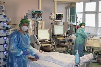 Pleißentalklinik steht vor neuer Corona-Welle und einem weiteren Problem - Renate Berschick (l.) und Claudia Modes gehören zum Team in der Pleißentalklinik, das sich auf der Intensivstation um die Betreuung der Corona-Patienten kümmern.