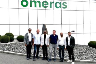 Pleite abgewendet: Traditionsbetrieb aus dem Erzgebirge findet Investor im Ausland - Die Investoren aus Indien zu Besuch in Lauter: Pascoal Dantas, Andreas Huhn, Himanshu Patel, Sven Huhn, Amit Kalra und Oliver Knauf (v. l.) gehen nun gemeinsame Wege.