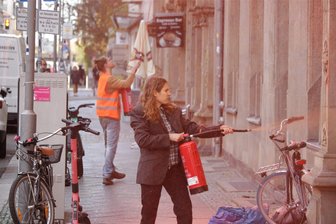 Pleite und in Haft: Frühere sächsische Aktivistin sammelt jetzt Geld für ihre Klima-Kleber-Familie - Lina Schinköthe hat sich bereits an mehreren Aktionen der "Letzten Generation" beteiligt. So besprühte sie unter anderem die FDP-Zentrale in Berlin mit roter Farbe. Jetzt ruft sie auf "Gofundme" zu Spenden auf, um Geldstrafen begleichen zu können, die der Familie auferlegt worden sind. 