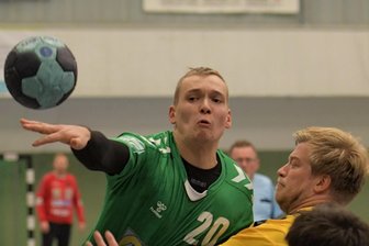 Pleitenserie der Zwönitzer Handballer hält an - Nur selten konnten sich die Zwönitzer gegen die LVB-Verteidigung durchsetzen. Auch in dieser Szene kommt Max Briest nicht zum Wurf. Am Ende stand eine deutliche 21:37-Niederlage zu Buche.