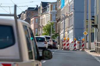 Plötzlich Bewegung: Eine Fahrspur der B 92 durch Plauen ist nach monatelanger Sperrung überraschend wieder frei - Dieses Bild gehört jetzt der Vergangenheit an: Die Pausaer Straße (B92) ist wieder frei.