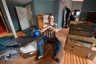 Plötzlich Drehort: Chemnitzerin stellt ihre Turmwohnung für Erzgebirgskrimi zur Verfügung - Gelassen im Gewusel: Michaela Penz stellt ihre Wohnung für Dreharbeiten zum Erzgebirgskrimi zur Verfügung.