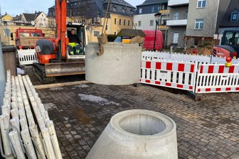 Plötzlich dunkel in Brand-Erbisdorf: Was die verschwundenen Pflastersteine damit zu tun haben - Am Mittwoch werden Betonelemente in die Baugrube auf dem Parkplatz hinter dem Rathaus von Brand-Erbisdorf eingesetzt.