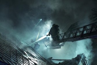 Einen grenzüberschreitenden Feuerwehreinsatz hat es in der Nacht zum Samstag im tschechischen Vejprty gegeben. Ein leerstehendes Wohnhaus stand an der Straße Husova in Flammen. Die tschechischen Kameraden forderten bei Ankunft umgehend deutsche Kräfte nach.
