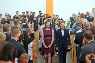 Plötzlich erwachsen - Josy Cänsler und Franz Kadau führen die jungen Leute in den Saal.