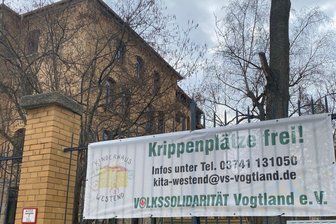 Plötzlich freie Plätze in Plauener Kindertagesstätten - aber: „Keine Einrichtung muss geschlossen werden“ - Im Plauener Westend werden Krippenplätze beworben. Nicht nur dort besteht freie Kapazität.