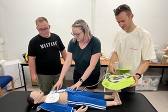 Plötzlich Herzstillstand: So sind Ersthelfer im Vogtland und in Westsachsen jetzt schneller beim Patienten als der Notarzt - Andreas Reuter, Lara Hendel und Moritz Gräßler (von links) sind erfahrene Ersthelfer und wissen, worauf es bei einer Herzdruckmassage ankommt. Sie haben als erste die App getestet.