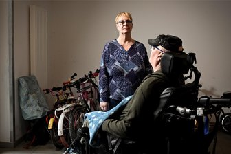Plötzlich im Rollstuhl – die Probleme beginnen im Hausflur - Wie soll man denn hier schnell durchkommen? Will Martina S. mit ihrem Mann zum Auto, bugsiert sie den schweren Rollstuhl durch den Fahrradkeller.