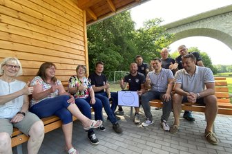 „Plötzlich ist Energie im Dorf“: Wie ein Ort im Vogtland im Kampf gegen Solarparks zusammenrückte - Die Weißensander rücken zusammen - mit neuer Party-Location. Der Fußballplatz unter der Autobahnbrücke mausert sich langsam zur Arena.
