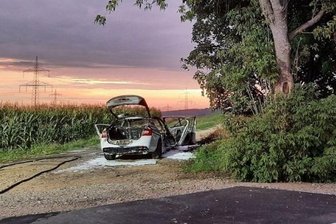 Plötzlich leuchten alle Warnlampen: Skoda gerät in Limbach-Oberfrohna in Brand - 